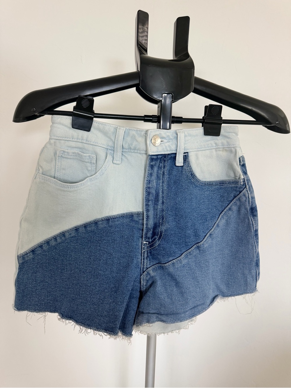 Hollister Two-Tone Ultra High Rise Mom Short 3”